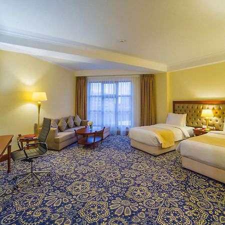 Hotel Ramada By Wyndham Almaty Exteriér fotografie