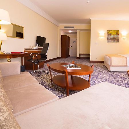 Hotel Ramada By Wyndham Almaty Exteriér fotografie