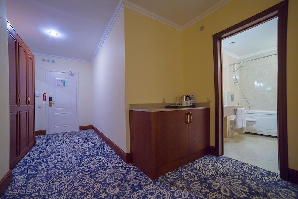 Hotel Ramada By Wyndham Almaty Exteriér fotografie