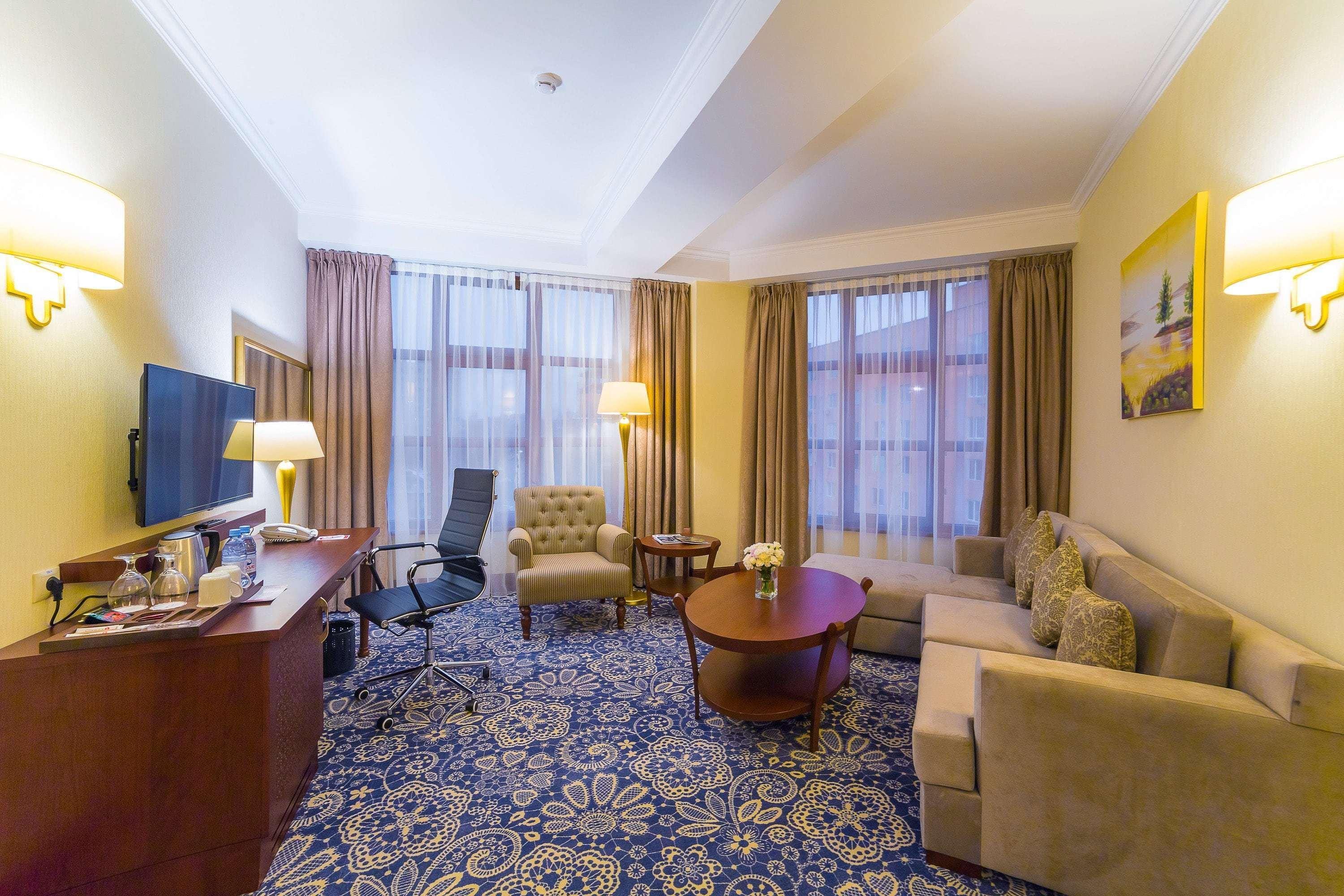 Hotel Ramada By Wyndham Almaty Exteriér fotografie