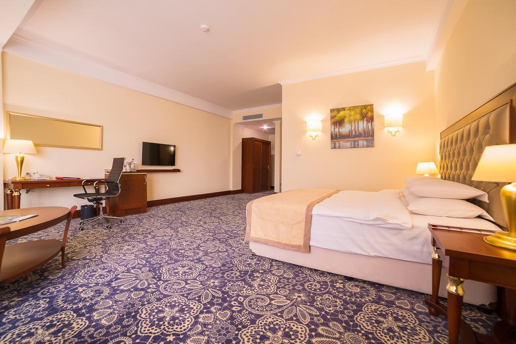 Hotel Ramada By Wyndham Almaty Exteriér fotografie