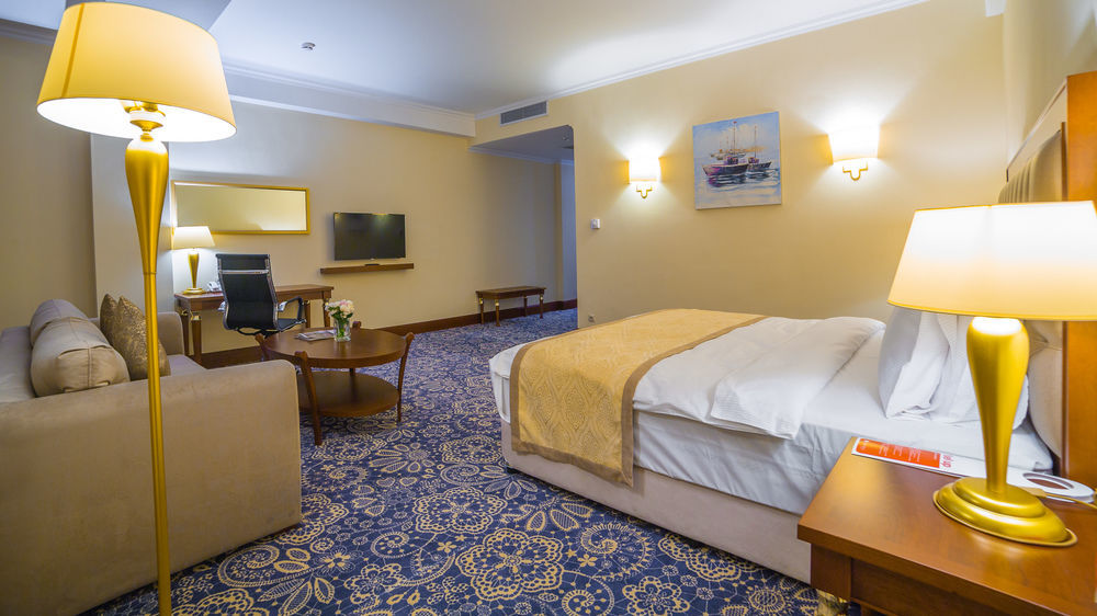 Hotel Ramada By Wyndham Almaty Exteriér fotografie