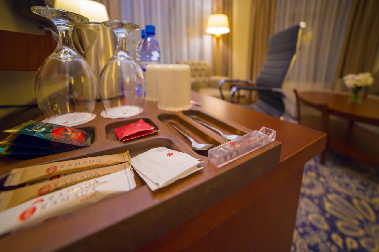 Hotel Ramada By Wyndham Almaty Exteriér fotografie