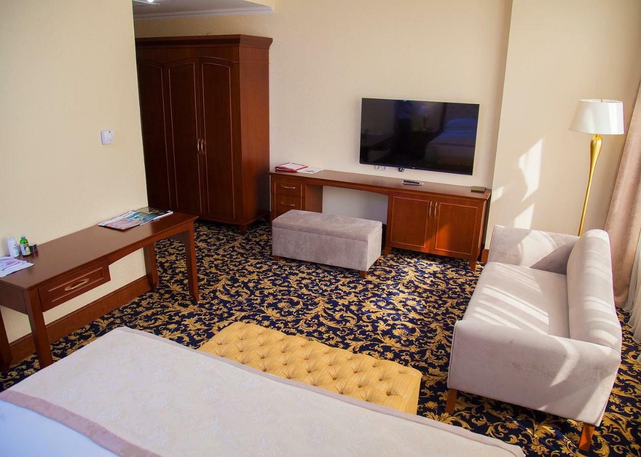 Hotel Ramada By Wyndham Almaty Exteriér fotografie
